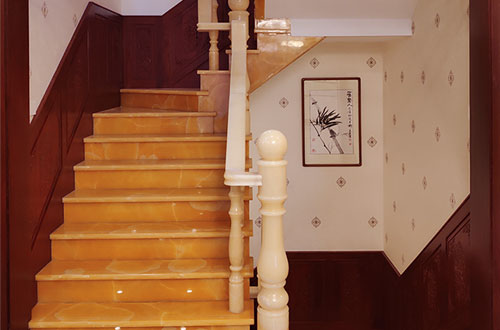 岳口镇中式别墅室内汉白玉石楼梯的定制安装装饰效果